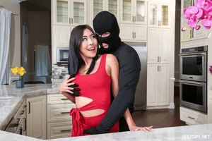 Anh trai xin bạn gái chỉ cạ bên ngoài thôi …nhưng dí vô luôn