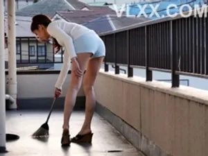 Một cô gái có đôi chân dài và ngoại hình ưa nhìn trong bộ đồ màu xanh đang quan hệ tình dục. Cô ấy mặc trang phục xuyên thấu gợi cảm và vặn vẹo cơ thể để quyến rũ rồi giơ chân lên đứng dậy rồi thâm nhập...