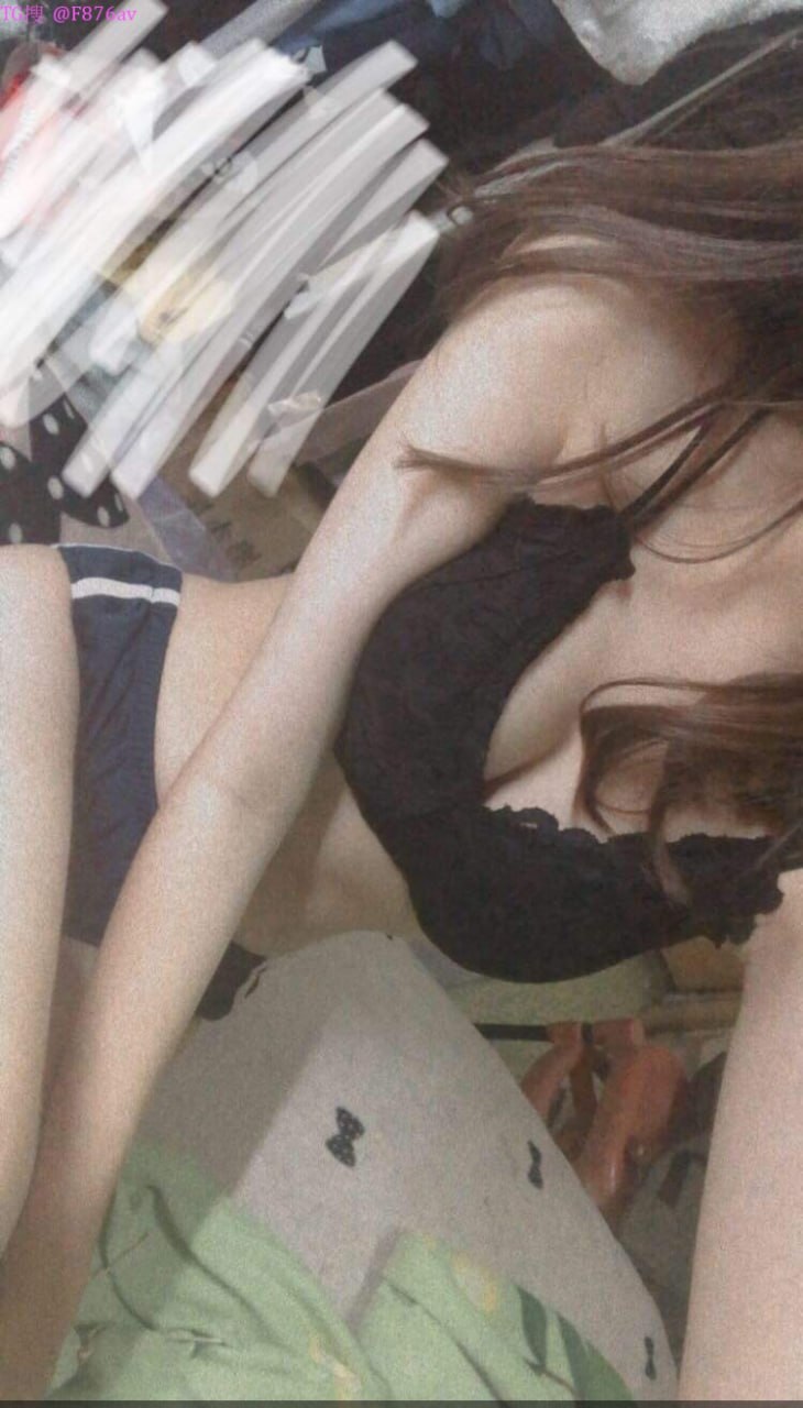 Nữ hoàng rất dễ thương và đang quan hệ tình dục với bạn của mình. Cô ấy muốn một 3p