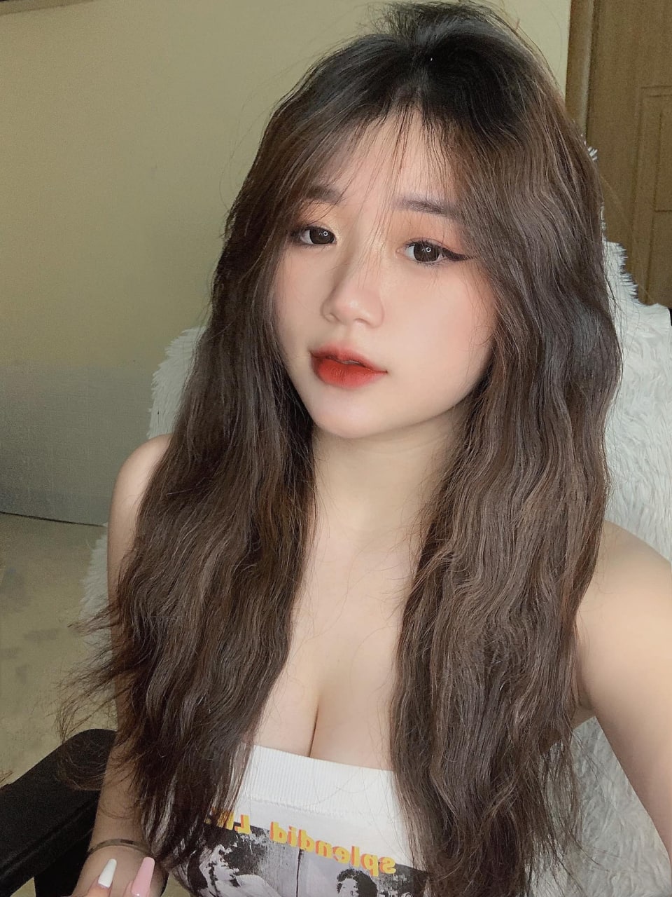 Vợ giáo viên Hiệp hội khiêu vũ người phụ nữ trẻ đẹp, đầy quyến rũ, ôm đầu và mút ngực, trông rất thích thú, chạm vào âm hộ của cô ấy, dang rộng chân trên ghế sofa